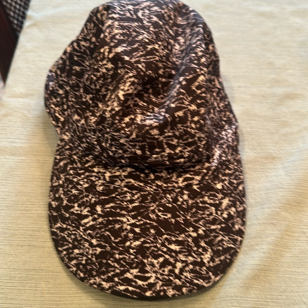 Black and white Lululemon hat